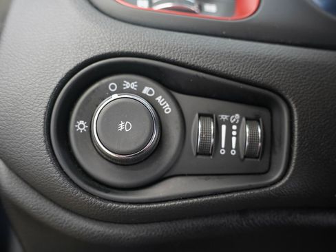Used 2017 Jeep Renegade Trailhawk w/ Premium Trailhawk Package AWD/4WD image 24