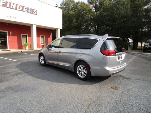 Used 2020 Chrysler Pacifica Limited image 4