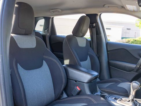 Used 2016 Jeep Cherokee Sport image 21