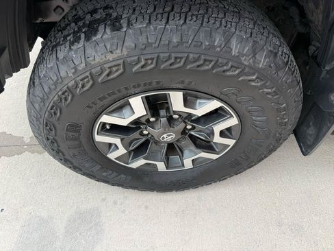 Used 2018 Toyota Tacoma TRD Off-Road AWD/4WD image 10