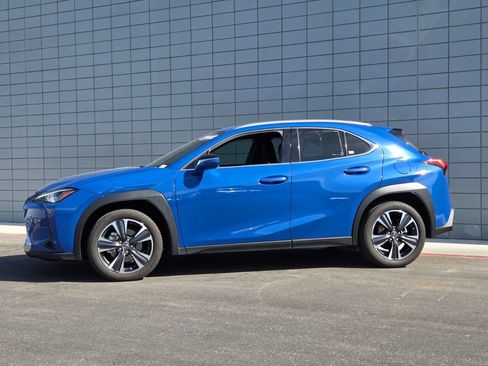 Used 2022 Lexus UX 200 w/ Accessory Package (Z1) FWD image 2