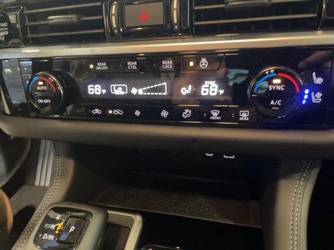 Used 2025 Nissan Pathfinder Platinum image 15