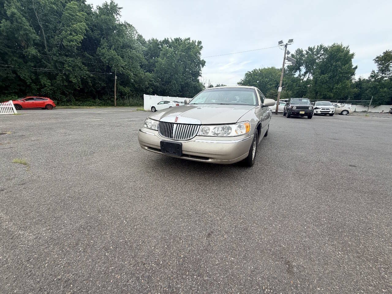 Used 1999 Lincoln Town Car Signature RWD image 2