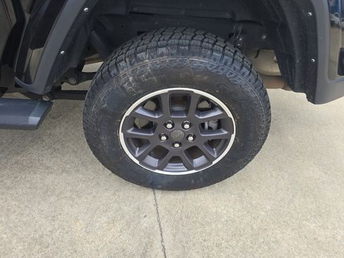 Used 2023 Jeep Gladiator Overland image 12