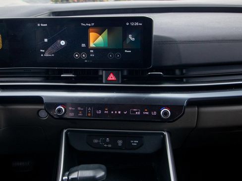 Used 2025 Kia Carnival FWD image 25