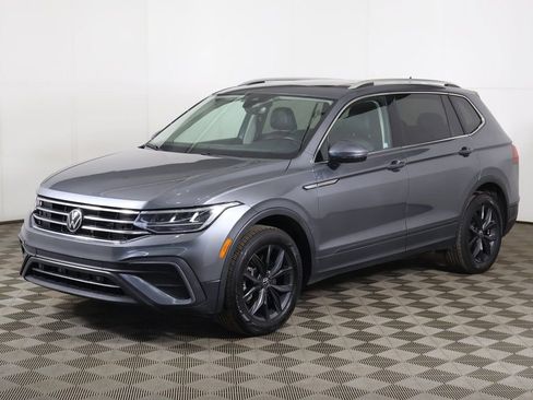 Used 2024 Volkswagen Tiguan SE w/ Panoramic Sunroof Package image 9