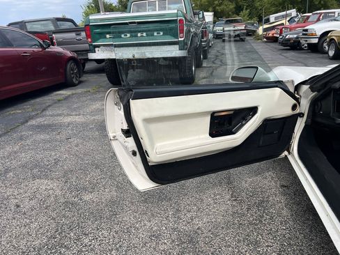 Used 1988 Chevrolet Corvette Coupe RWD image 8
