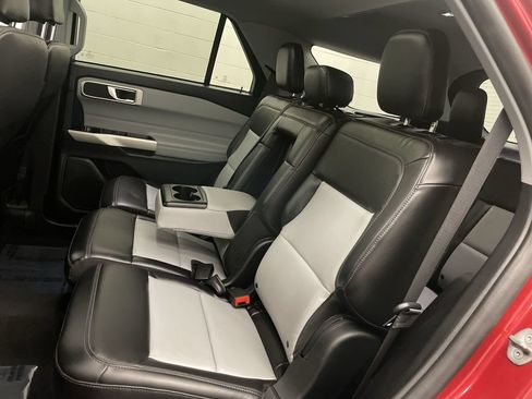 Used 2023 Ford Explorer XLT w/ XLT Sport Appearance Package AWD/4WD image 19