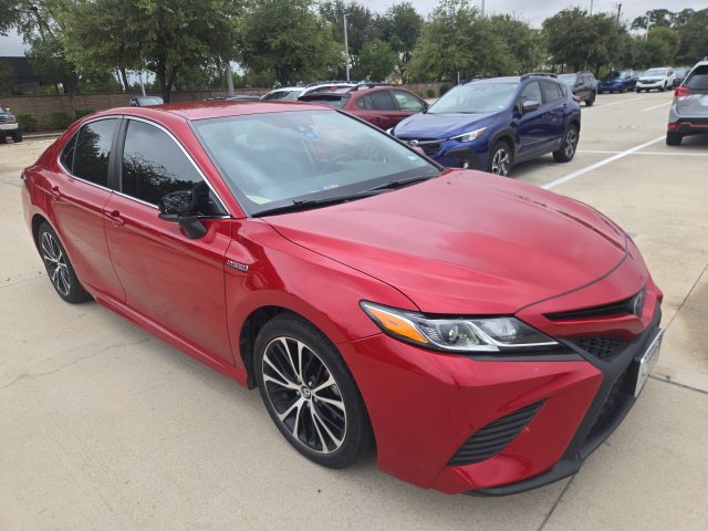 Used 2020 Toyota Camry SE FWD image 1