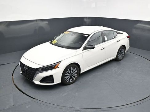 Used 2025 Nissan Altima 2.5 SV FWD image 32