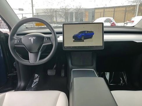 Used 2022 Tesla Model Y Long Range image 12