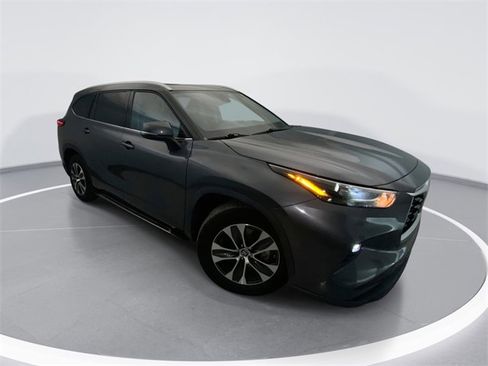Used 2022 Toyota Highlander XLE image 1