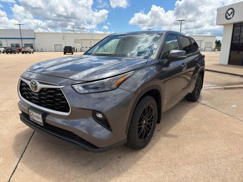 Used 2023 Toyota Highlander LE FWD image 7