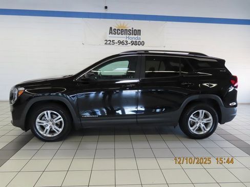 Used 2022 GMC Terrain SLE w/ Driver Convenience Package image 3