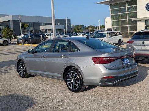 Used 2025 Volkswagen Jetta SE w/ Sunroof Package FWD image 4