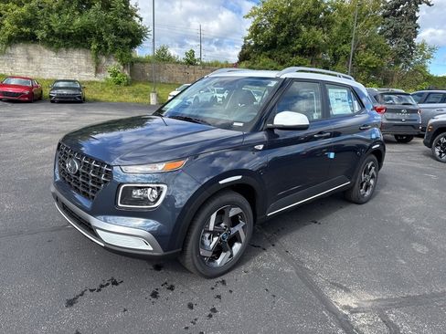 New 2025 Hyundai Venue Limited image 3