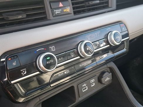 Used 2025 Honda Pilot Touring image 17