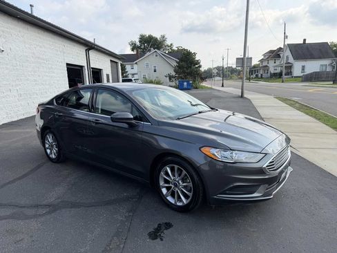 Used 2017 Ford Fusion SE FWD image 6