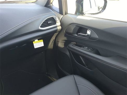 New 2026 Chrysler Pacifica Select w/ S Appearance Package image 21