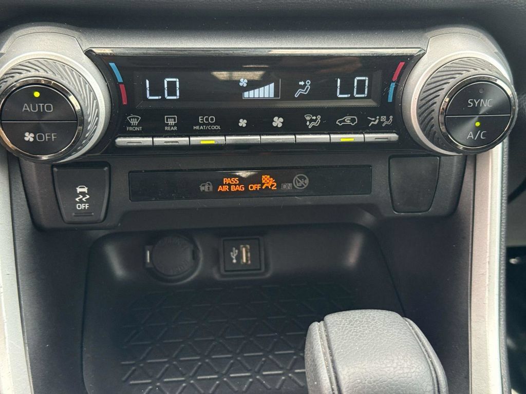 Used 2025 Toyota RAV4 LE AWD/4WD image 16