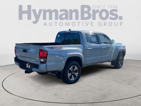 Used 2019 Toyota Tacoma TRD Sport image 3