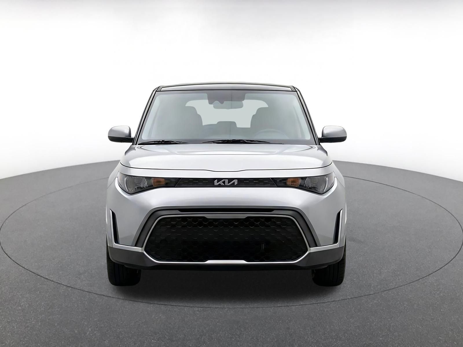 Used 2025 Kia Soul LX w/ LX Technology Package FWD image 2