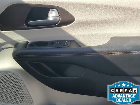 Used 2017 Chrysler Pacifica Touring-L w/ Tire & Wheel Group image 43