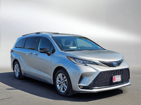 Used 2023 Toyota Sienna XSE AWD/4WD image 7