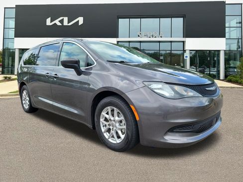 Used 2023 Chrysler Voyager LX FWD image 1