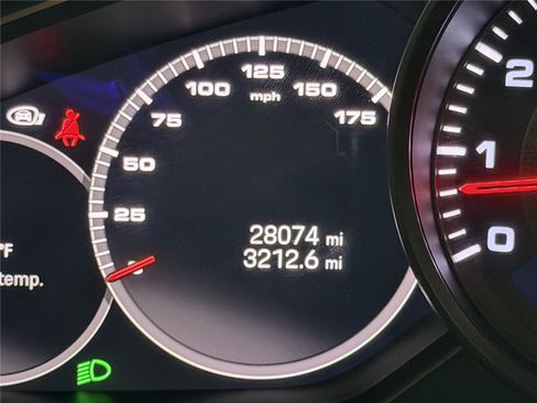 Certified 2022 Porsche Cayenne Platinum Edition image 21