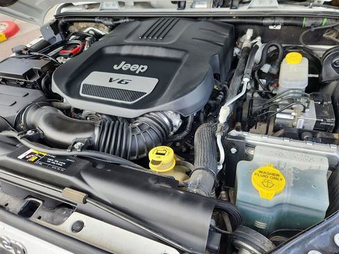 Used 2018 Jeep Wrangler Unlimited Sahara image 16