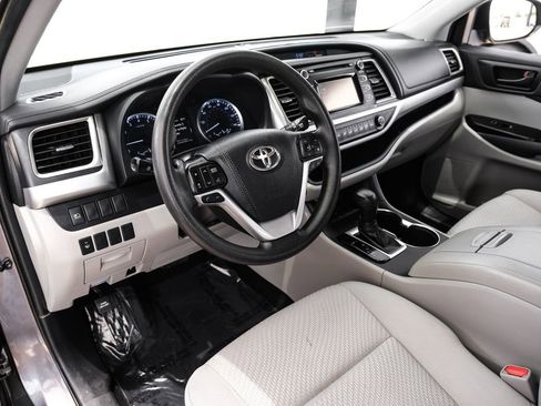 Used 2019 Toyota Highlander LE FWD image 2