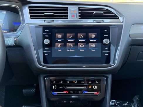 Used 2024 Volkswagen Tiguan SE w/ Panoramic Sunroof Package FWD image 20
