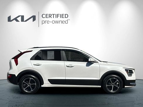 Certified 2025 Kia Niro EX FWD image 3