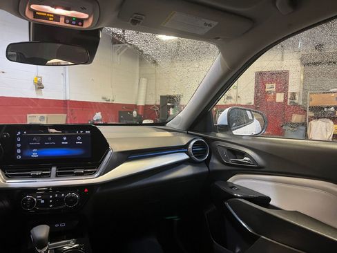 Used 2025 Chevrolet Trax LT image 34