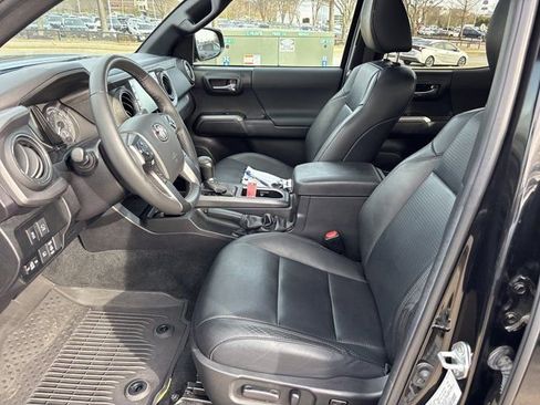 Used 2023 Toyota Tacoma TRD Off-Road w/ TRD Premium Off Road Package image 17