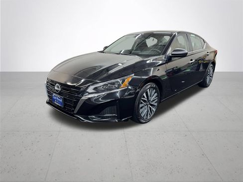 Used 2024 Nissan Altima 2.5 SV FWD image 2