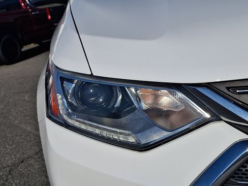 Used 2021 Chevrolet Traverse LT image 9