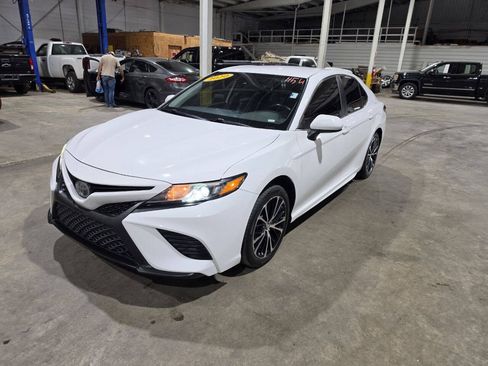 Used 2020 Toyota Camry SE FWD image 2