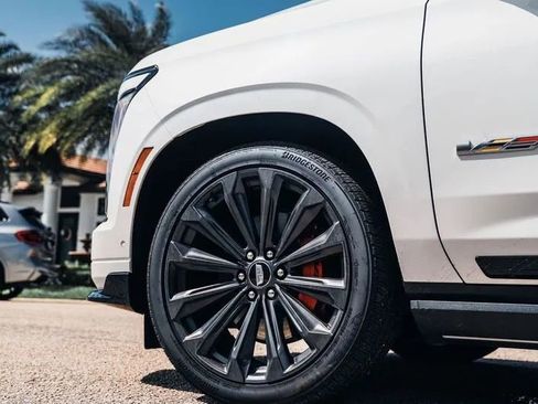 Used 2025 Cadillac Escalade ESV V AWD/4WD image 6