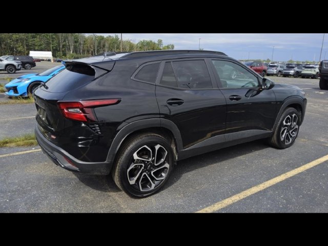 Used 2026 Chevrolet Trax RS FWD image 3