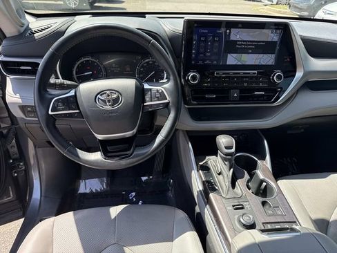 Used 2022 Toyota Highlander Platinum AWD/4WD image 18