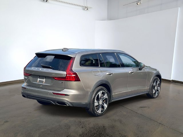 Used 2020 Volvo V60 T5 Cross Country AWD/4WD image 4
