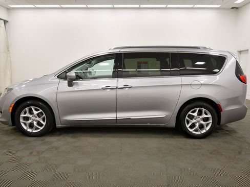 Used 2017 Chrysler Pacifica Touring-L Plus w/ Tire & Wheel Group FWD image 4