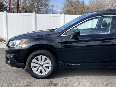 Used 2017 Subaru Outback 2.5i Premium image 2