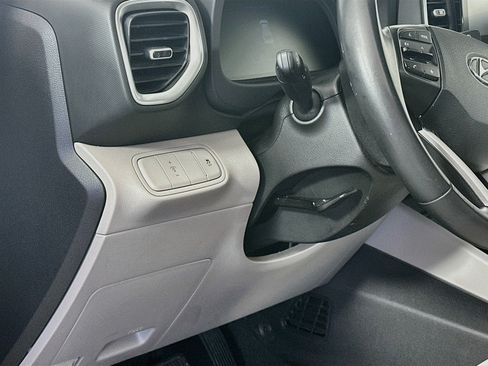 Used 2025 Hyundai Venue SEL FWD image 17