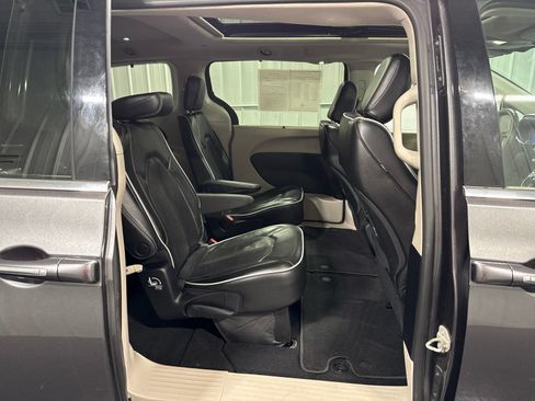Used 2023 Chrysler Pacifica Limited FWD image 15