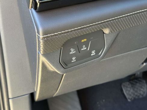 New 2026 Volkswagen Atlas Cross Sport SE image 19