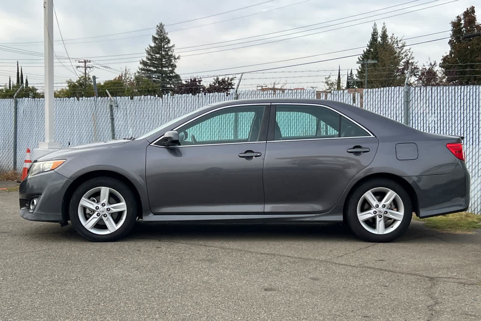 Used 2014 Toyota Camry SE FWD image 2