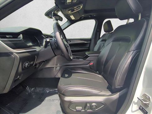 Used 2025 Jeep Grand Cherokee Limited image 17